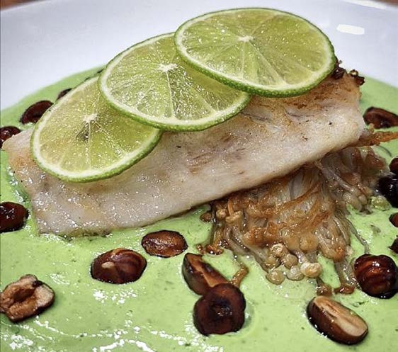 Баррамунди с грибами Эноки и фундуком с салатным соусом